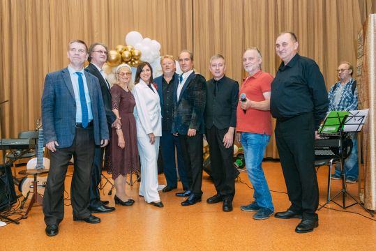 Гениальная равнина в белых клавишах берёз