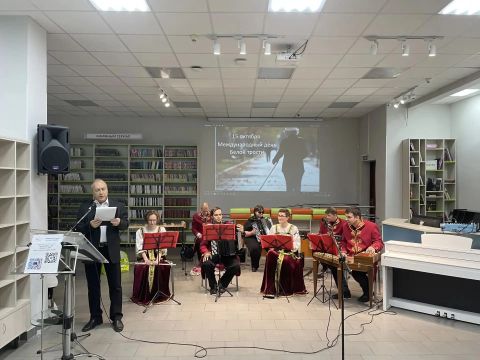 «Мир на кончиках пальцев»: концерт к Международному дню белой трости в библиотеке № 234