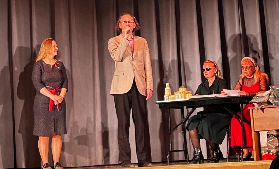 Карцев поёт.jpg