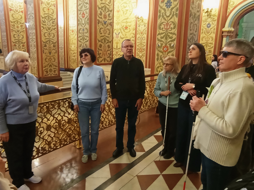 С эккурсоводом ГИМ.jpg